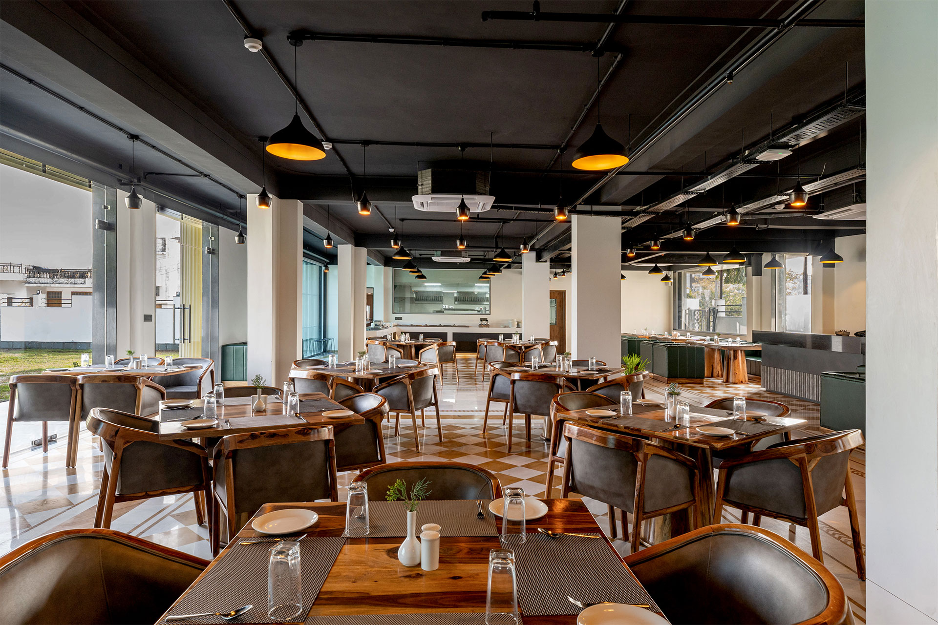 4 star hotel in Udaipur with swimming pool